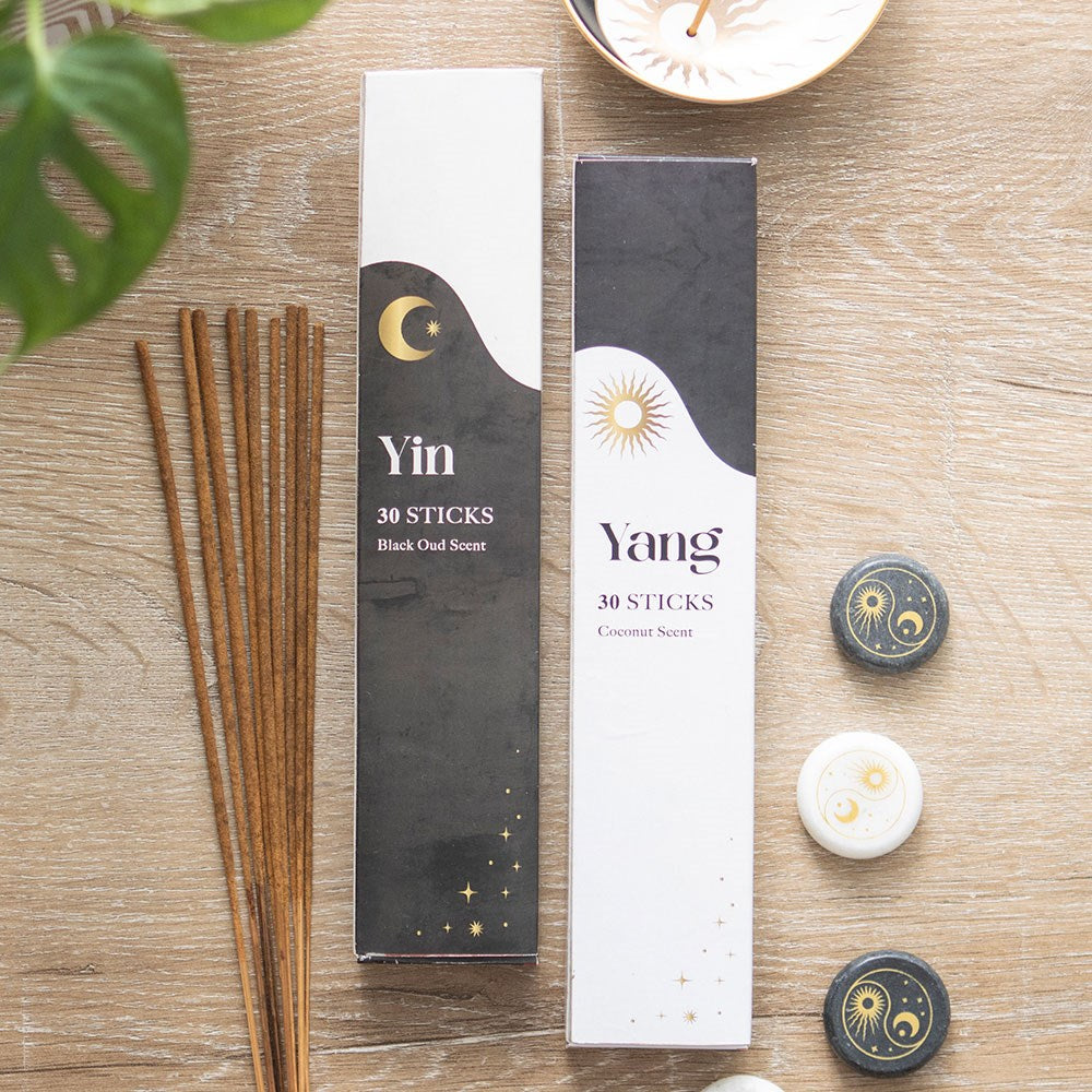 Yin Yang Räucherstäbchen Set Lifestyle mit Räucherstäbchen und Steinen