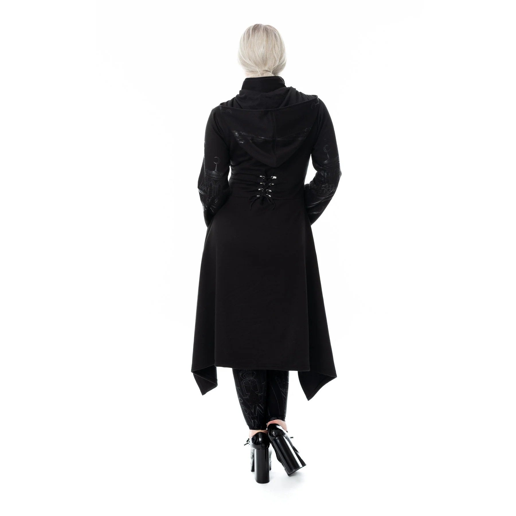 Basilica Hood Coat – Model Frontansicht