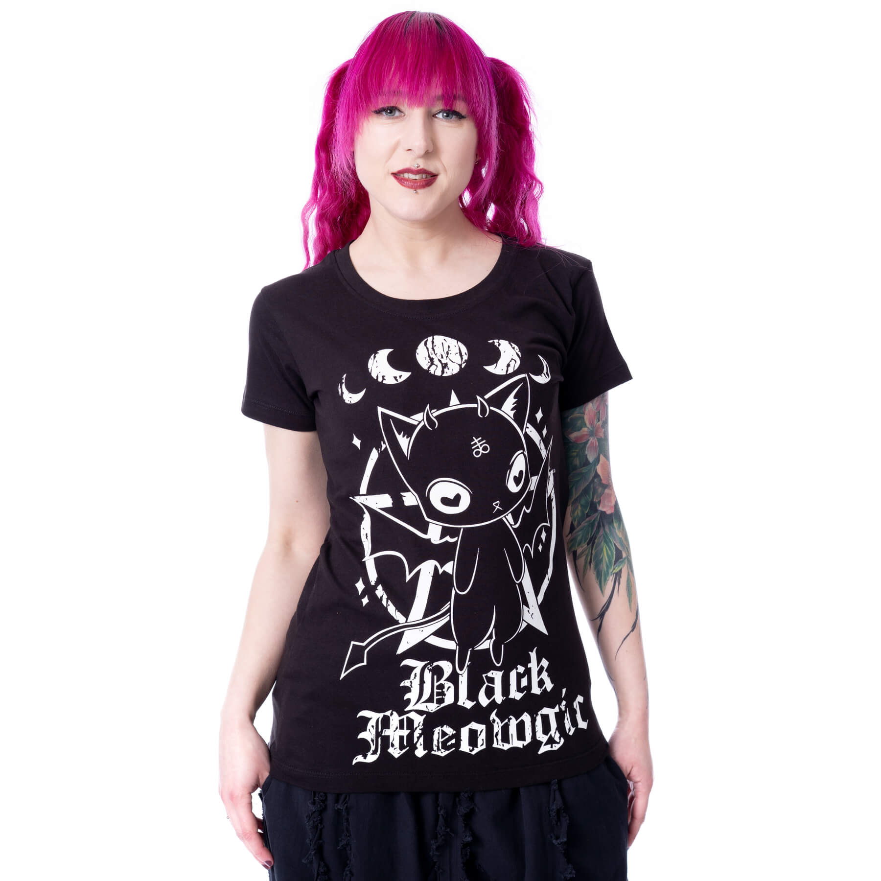 Black Meowgic T-Shirt – Model Frontansicht