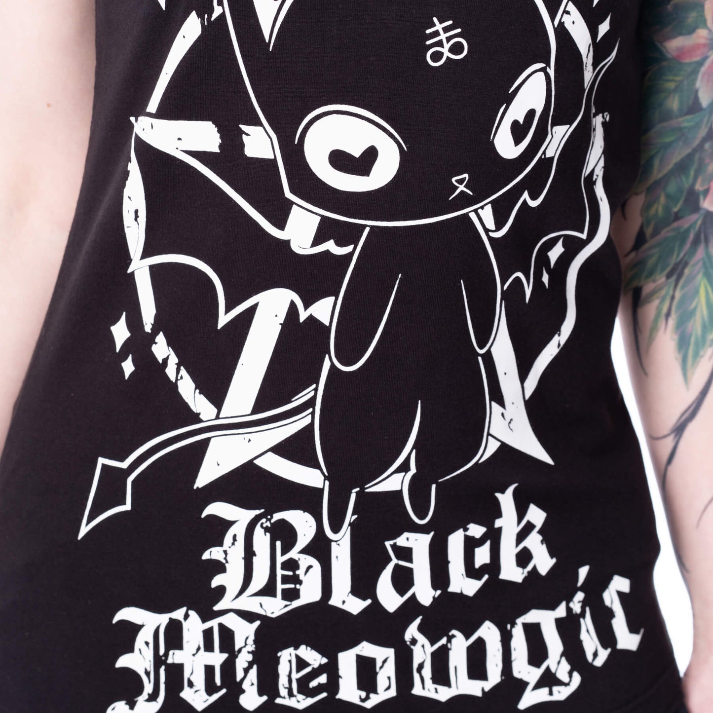 Black Meowgic T-Shirt – Detailansicht Print vorne