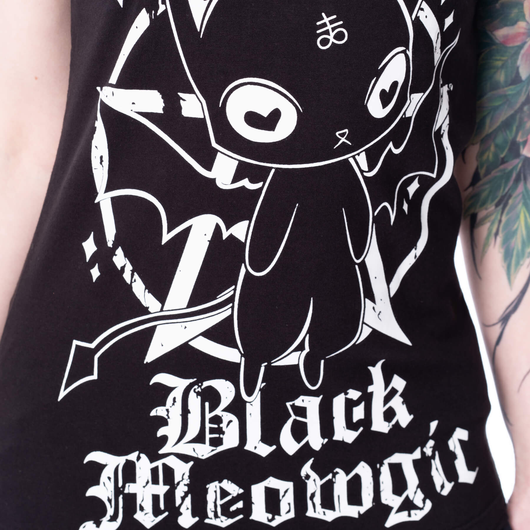 Black Meowgic T-Shirt – Detailansicht Print vorne
