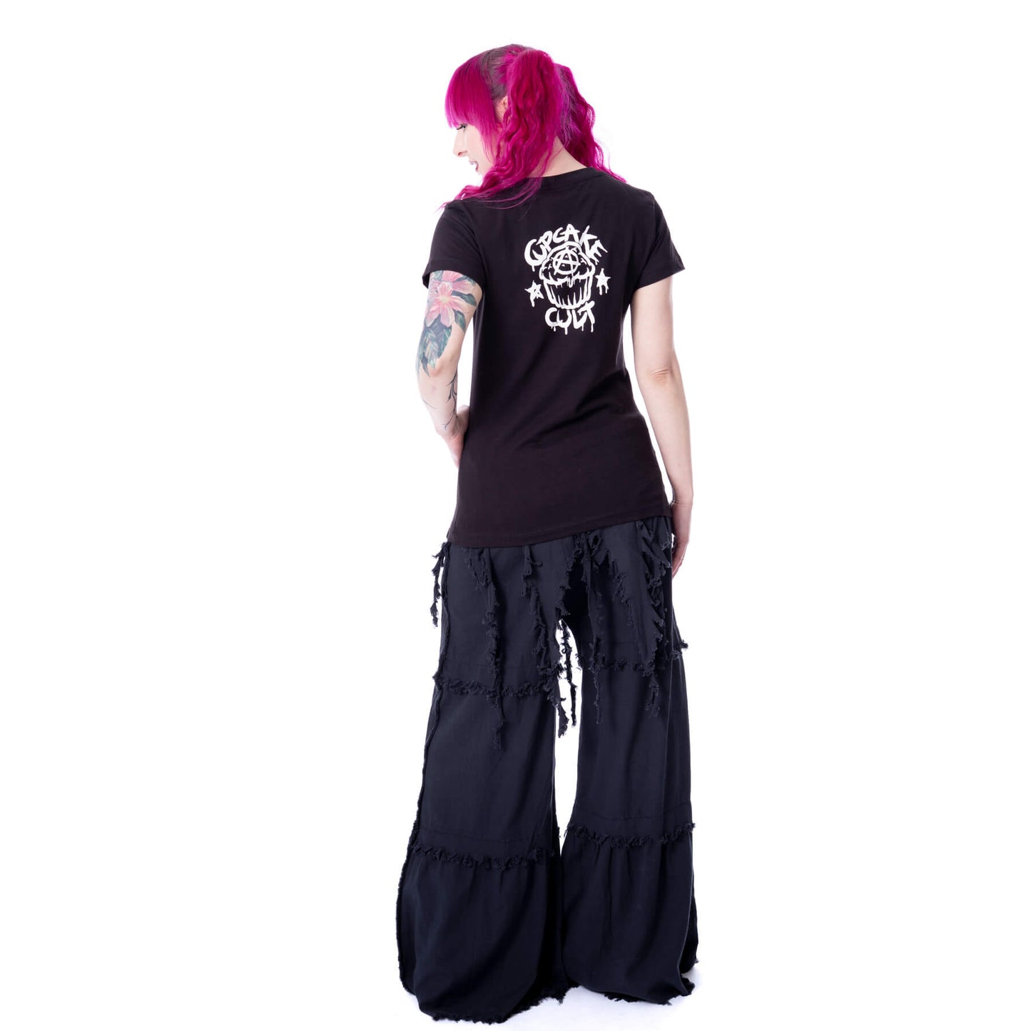 Black Meowgic T-Shirt – Model Ganzkörper Rückansicht