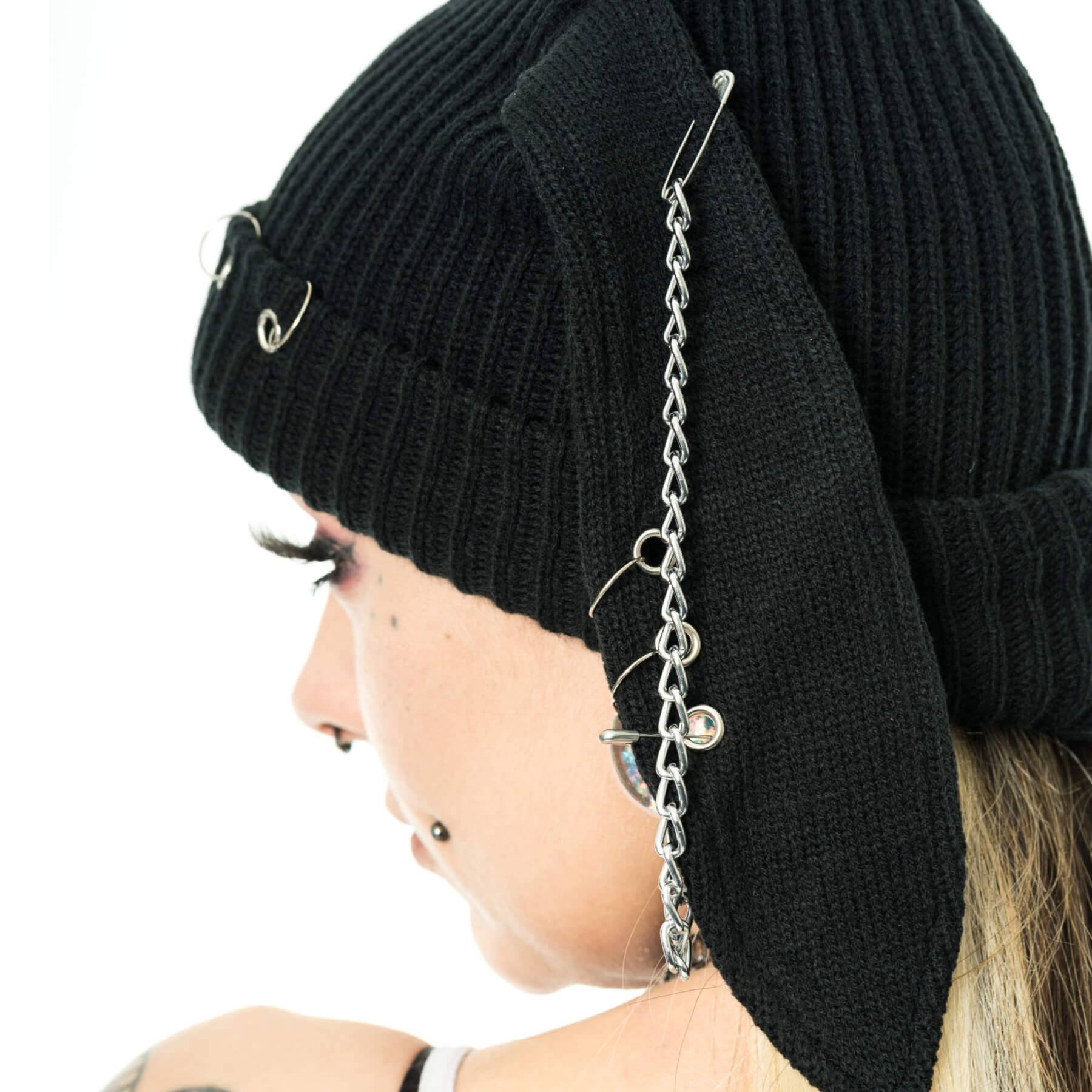 Bunny Hat – Detailansicht Kette & Ringe