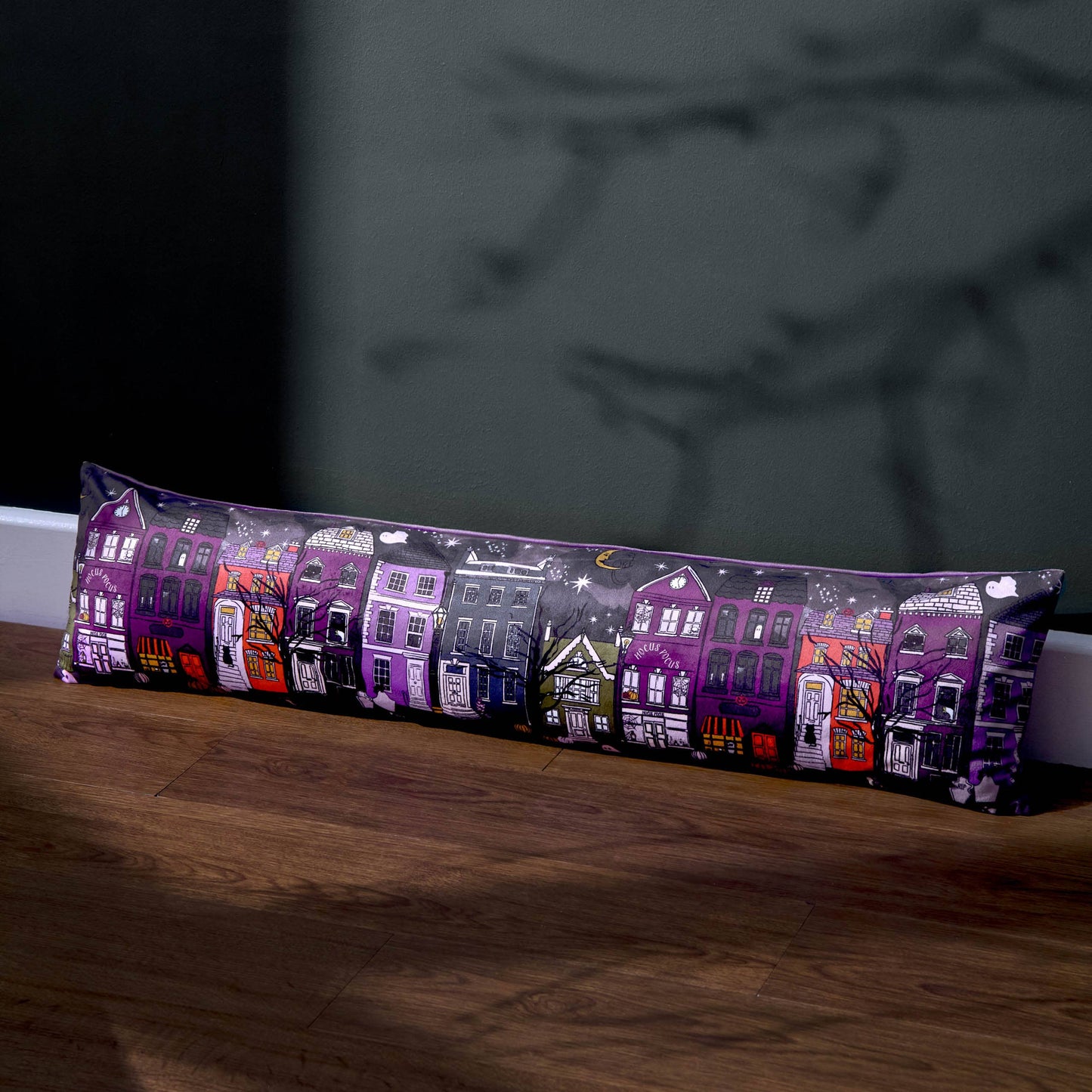 Kultiger "Creepy Town" Halloween Türstopper aus Samt violett 90 cm