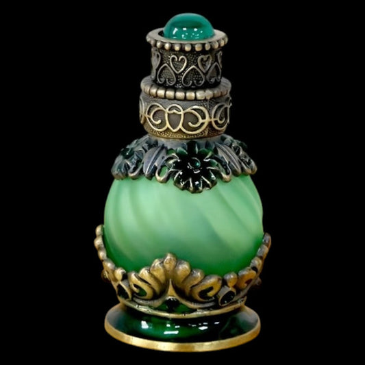 Vintage Parfümflasche smaragdgrün – schwarzer Hintergrund