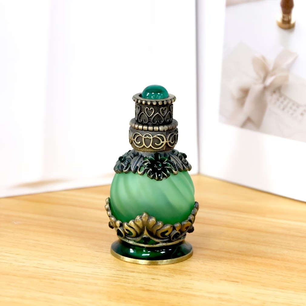 Vintage Parfümflasche auf Holzoberfläche