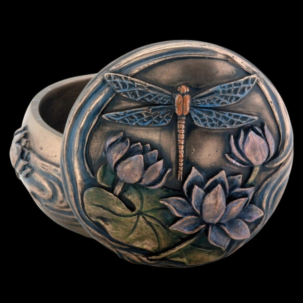 Vintage Schmuckschatulle Libelle Lotusblüte Bronze geöffnet auf schwarzem Hintergrund