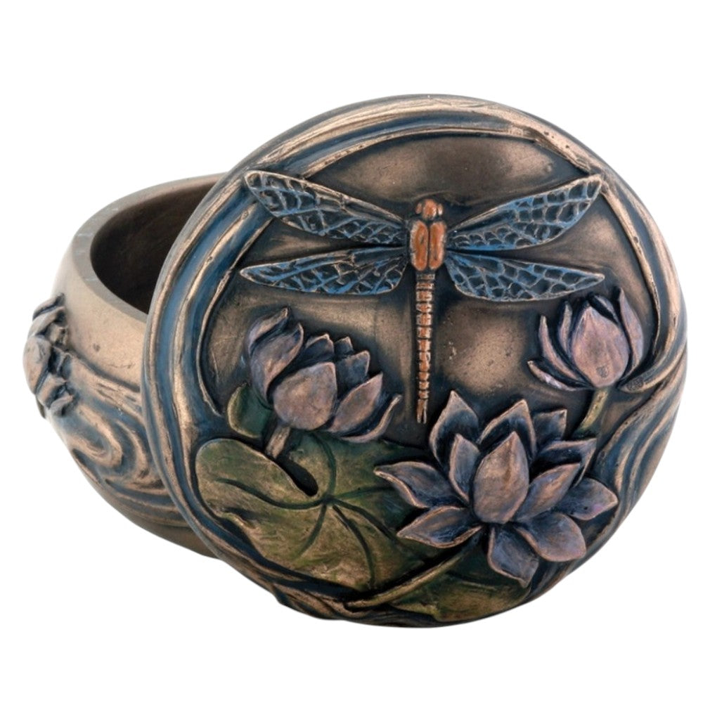 Vintage Schmuckschatulle Libelle Lotusblüte Bronze geöffnet auf weißem Hintergrund