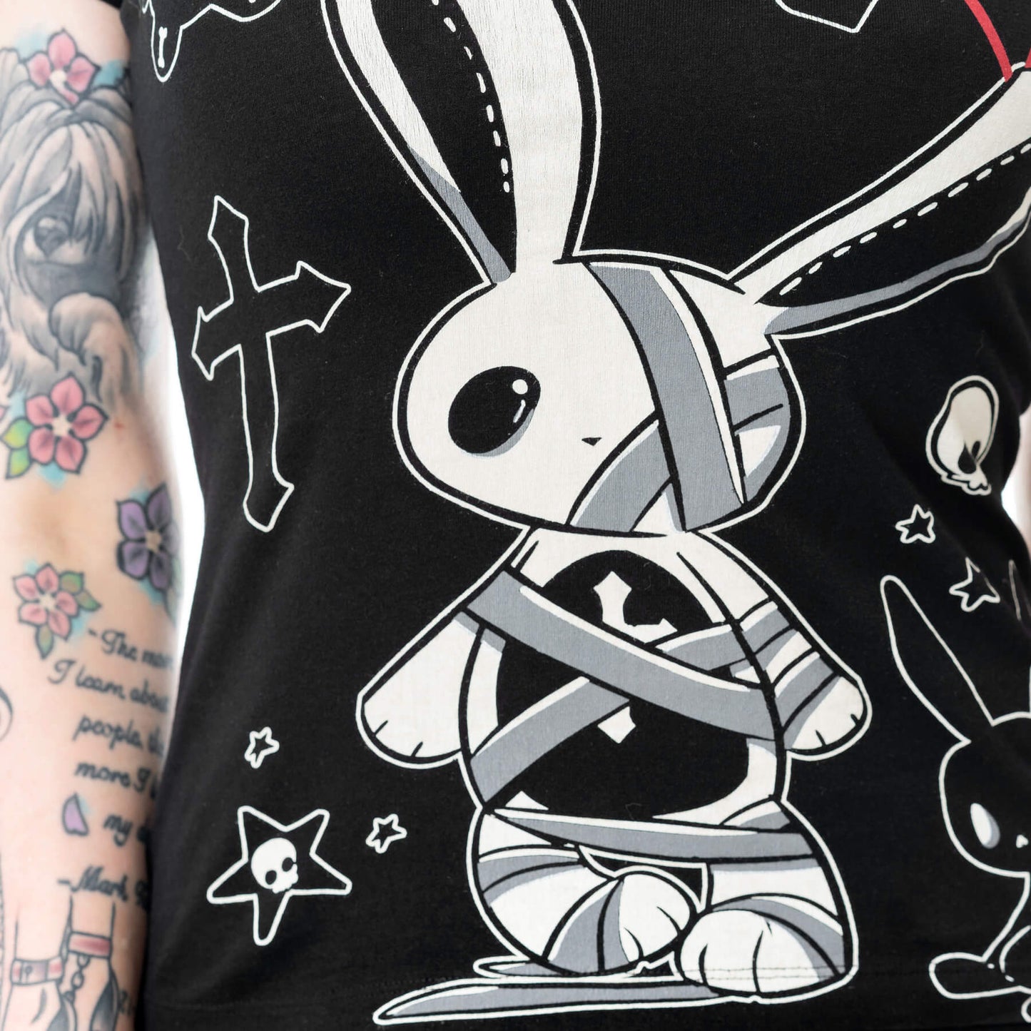 Death Bunnies T-Shirt – Model Frontansicht Ganzkörper