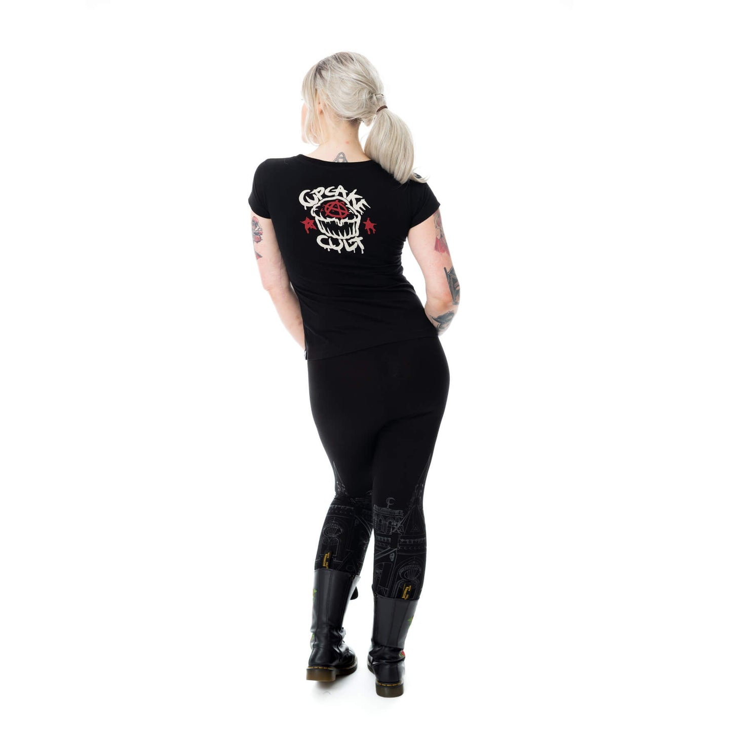 Death Bunnies T-Shirt – Model Rückansicht Nahaufnahme Logo