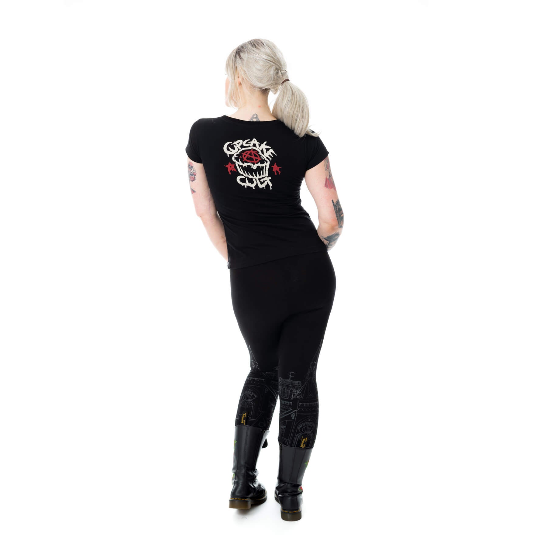 Death Bunnies T-Shirt – Model Rückansicht Nahaufnahme Logo