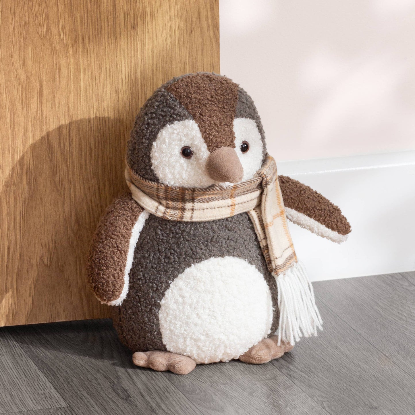 Niedlicher Riva Home Pinguin-Türstopper aus Bouclé in warmem Grau 17x26 cm