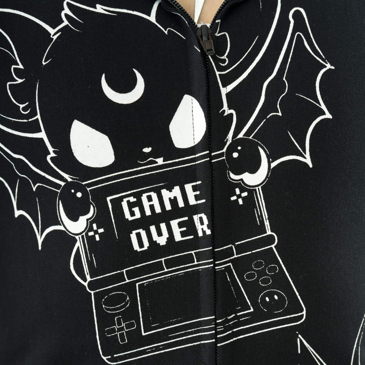 Game Over Hood – Detailansicht Pfoten-Print Ärmel