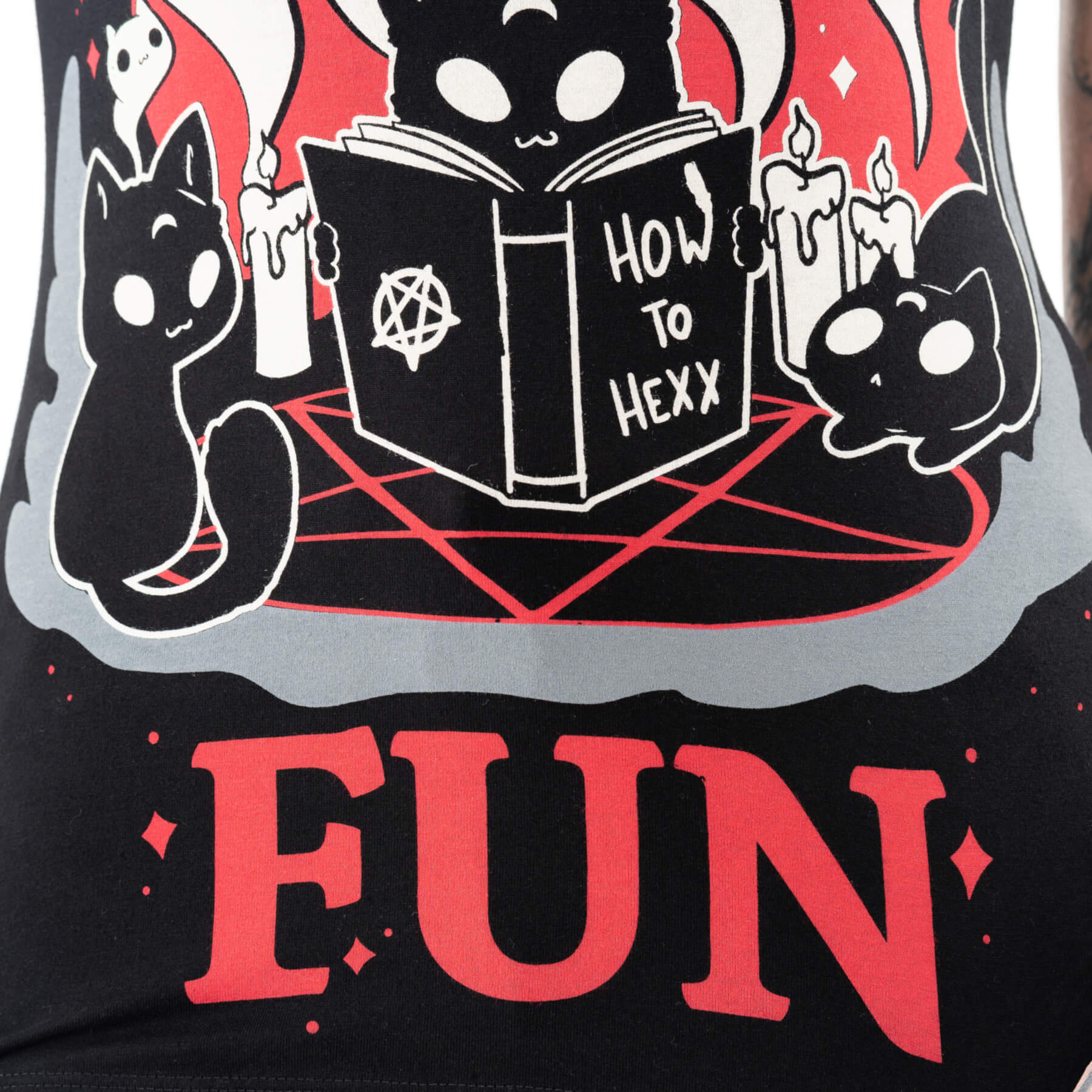 Hexxing Is Fun T-Shirt – Detailansicht Unterer Print & FUN-Schriftzug