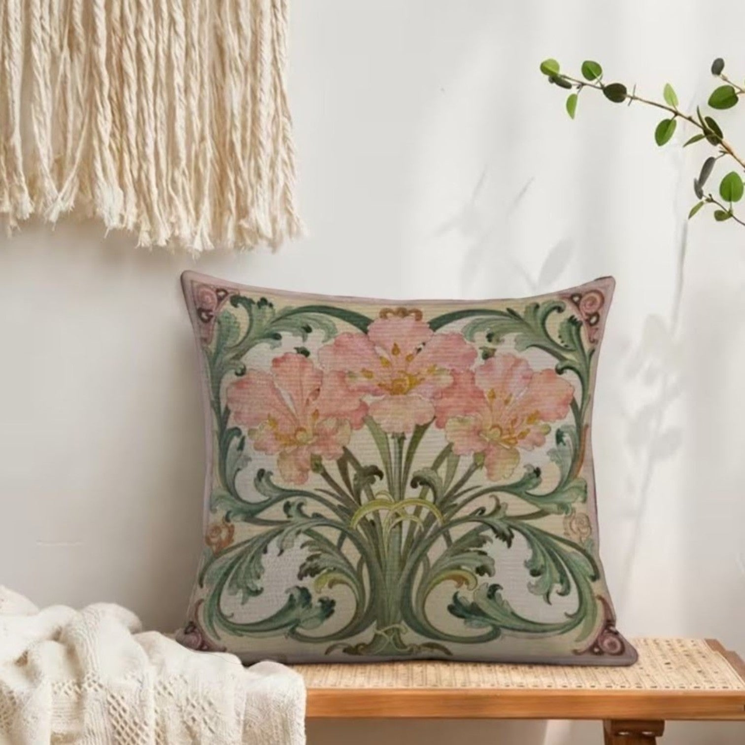 Dekokissen Iris Baroque Vintage – Lifestyle weißer Sessel mit Pflanze