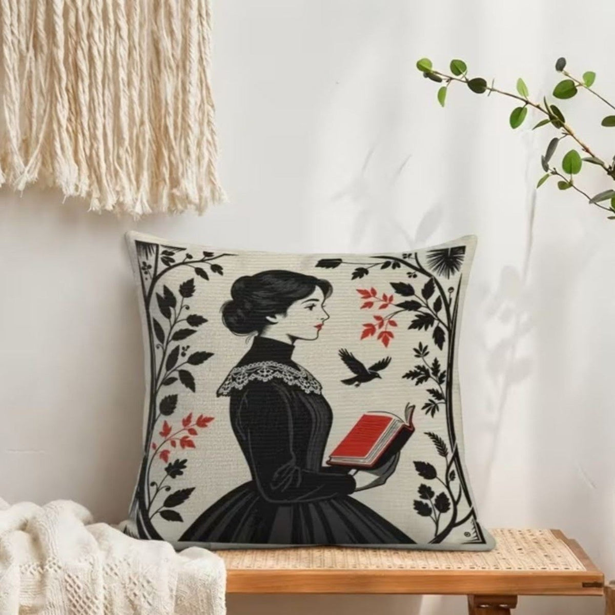 Dekokissen Victorian Reader – Lifestyle weißes Sofa mit Olivenzweig