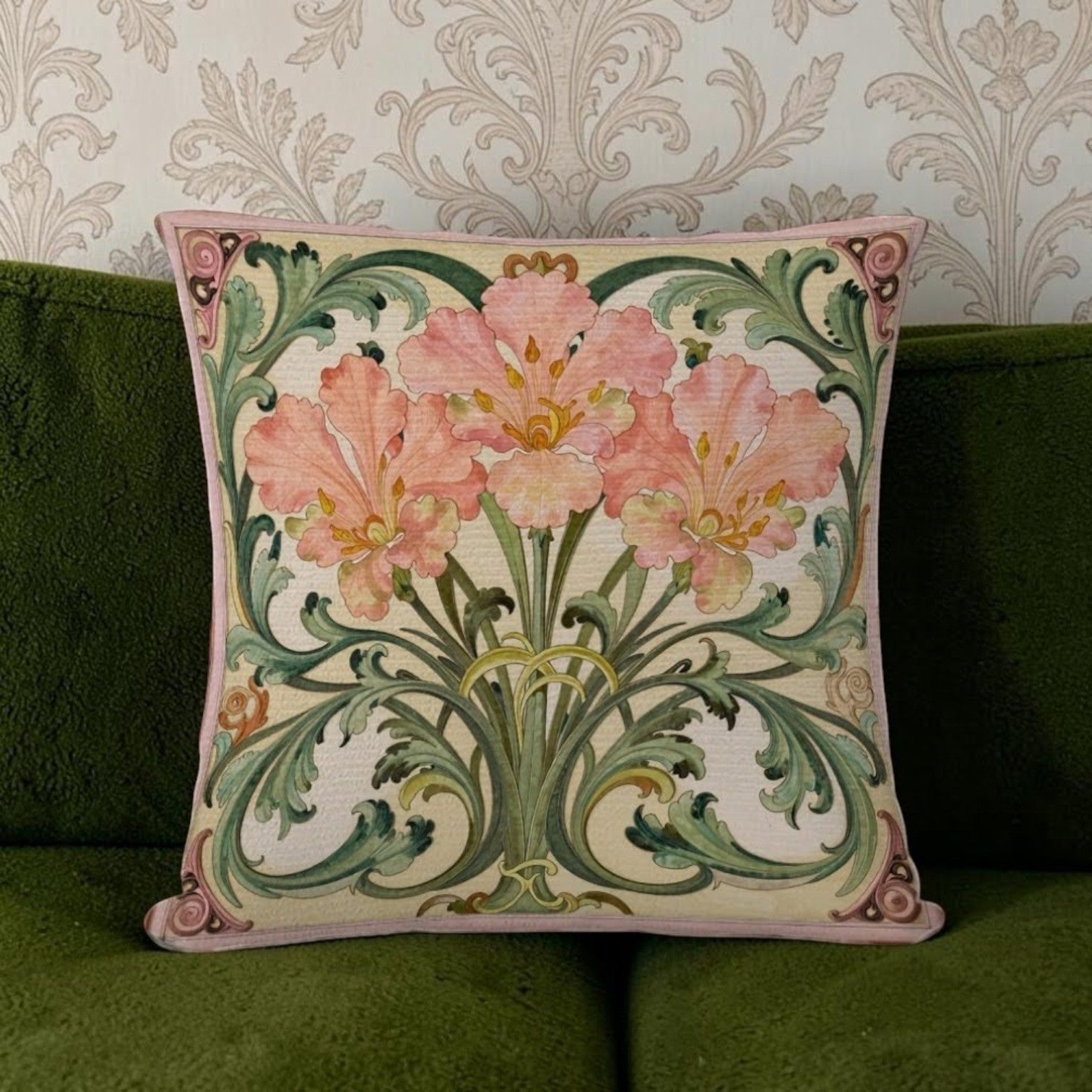 Dekokissen Iris Baroque Vintage – Lifestyle weißer Sessel 2