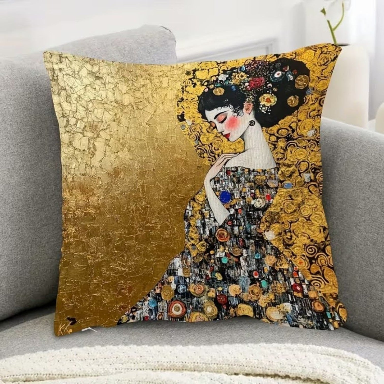 Dekokissen Golden Lady Klimt – Lifestyle weißes Bett