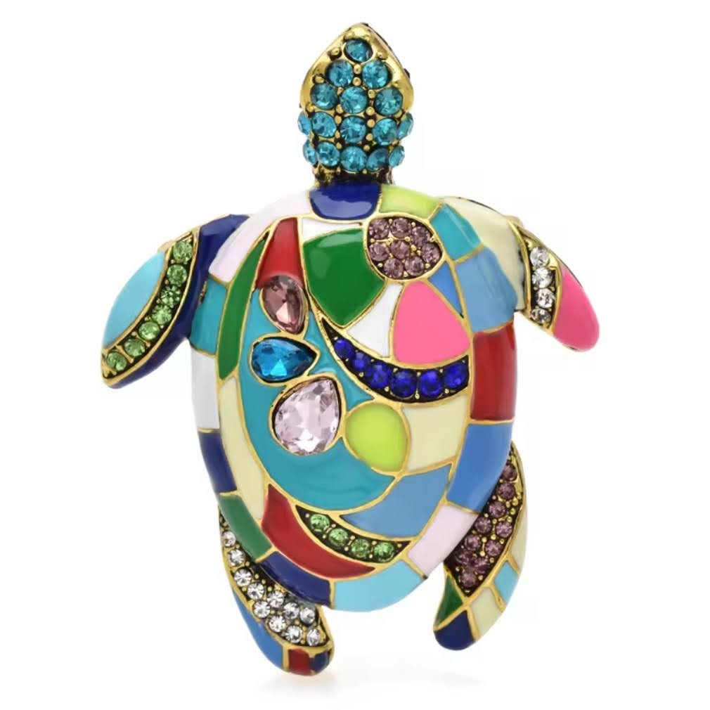 Bunte Schildkröten-Brosche Emaille auf weißem Hintergrund