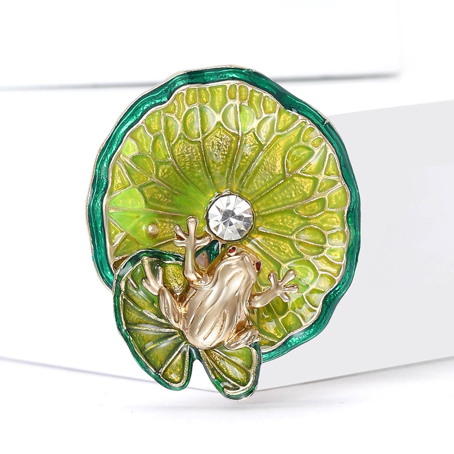 Vintage Froschbrosche Seerosenblatt – Frontansicht weißer Hintergrund