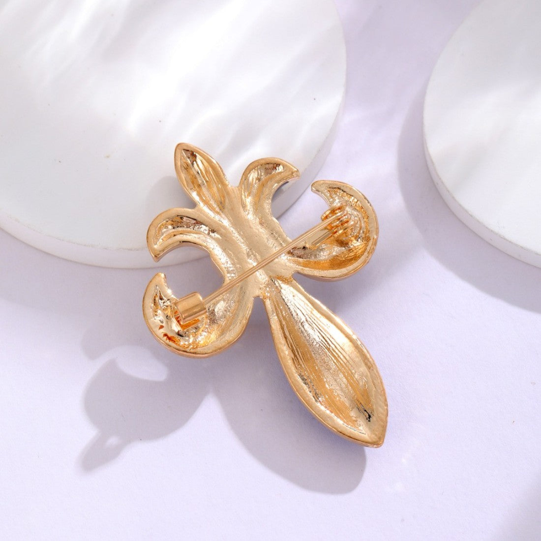 Fleur-de-Lis Brosche Rückseite gold