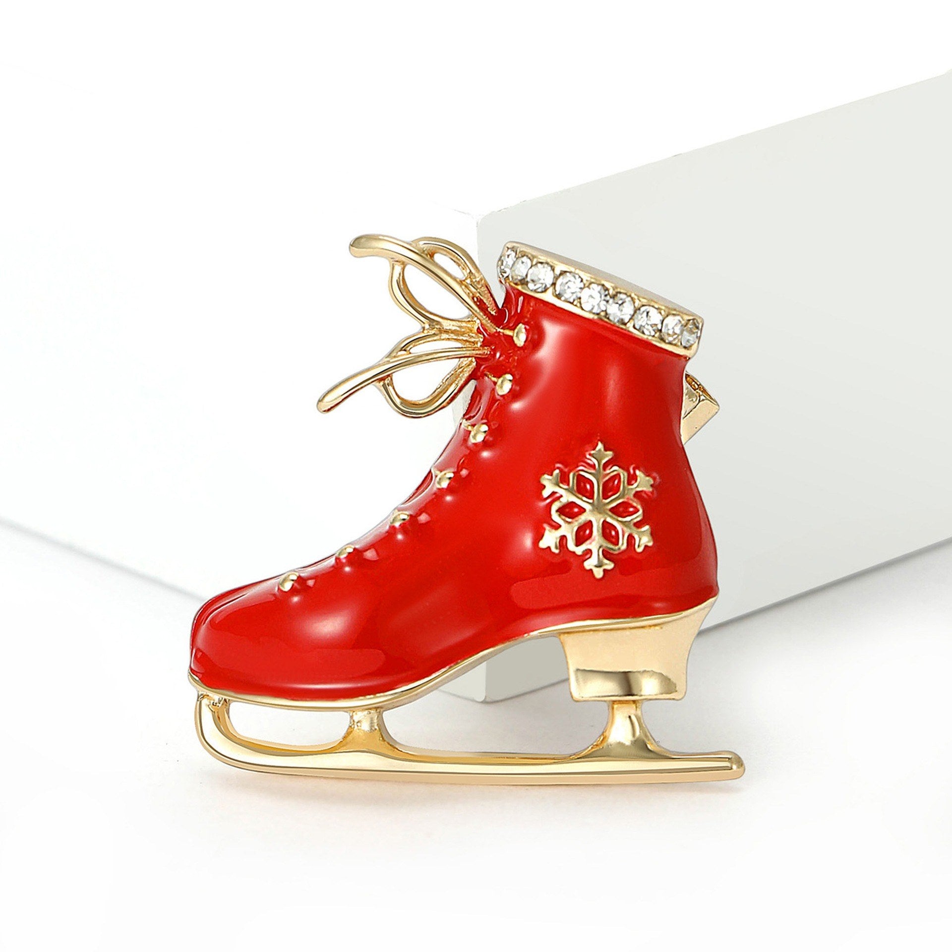 Vintage Schlittschuhbrosche Rot-Gold – Rückseite mit Sicherheitsnadel