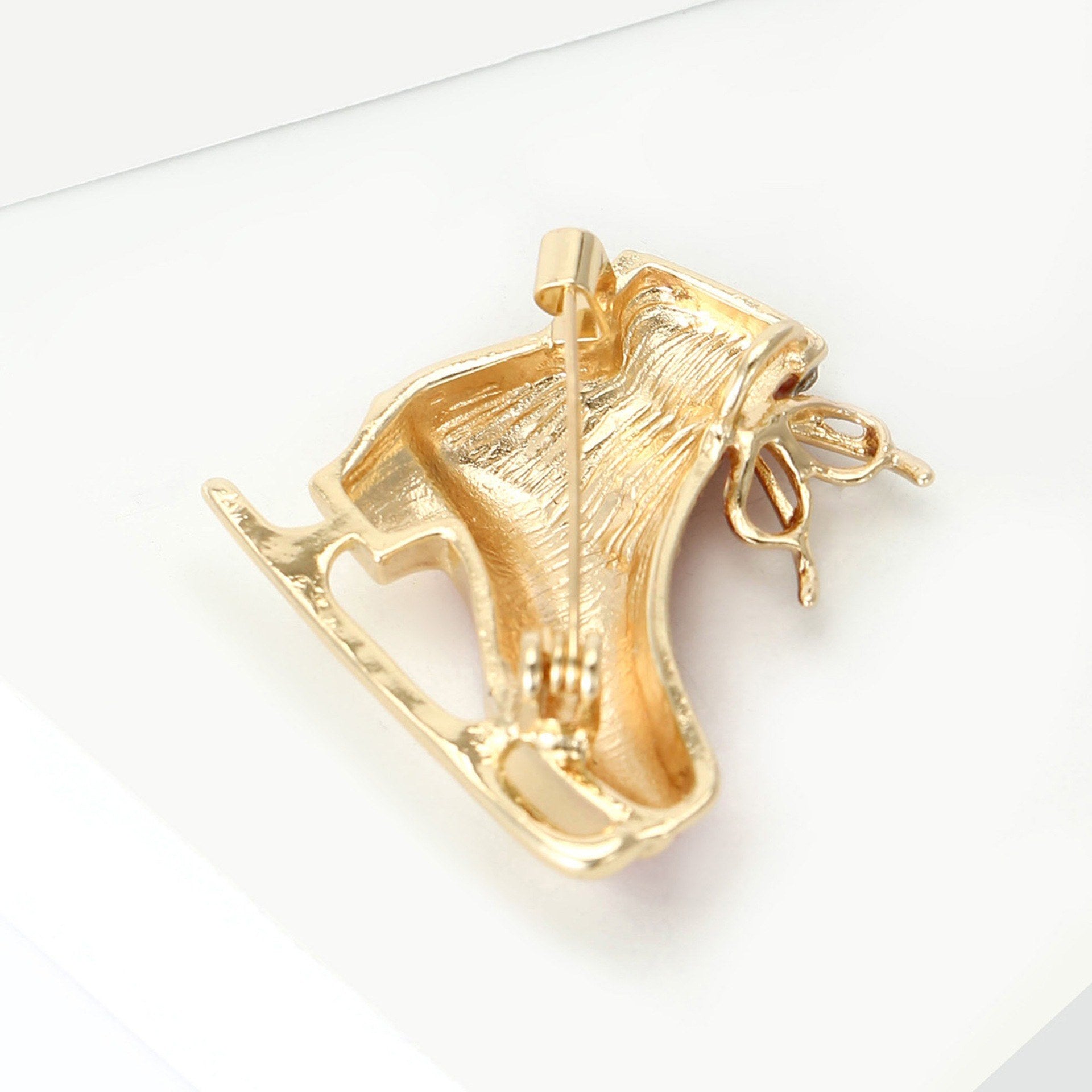 Vintage Schlittschuhbrosche Rot-Gold – Detailansicht