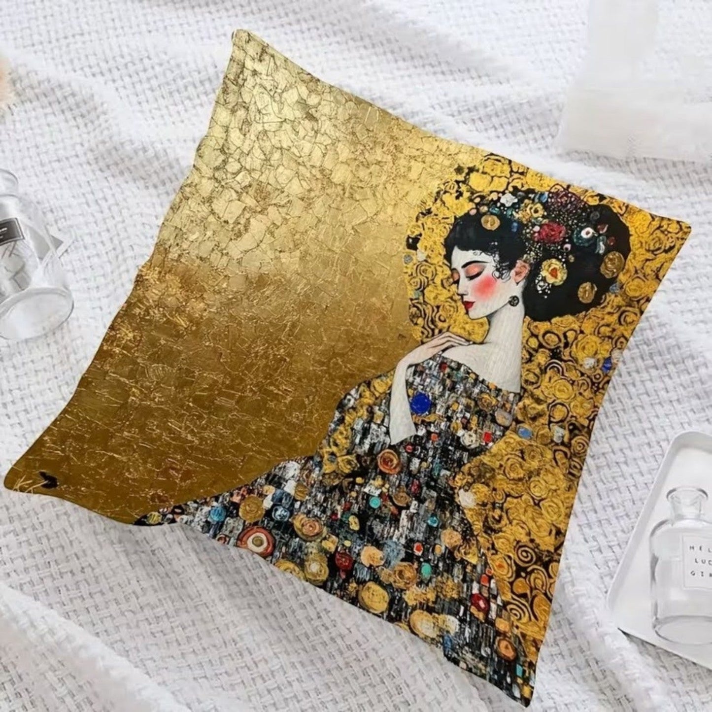 Dekokissen Golden Lady Klimt – Lifestyle schwarzer Samtsessel
