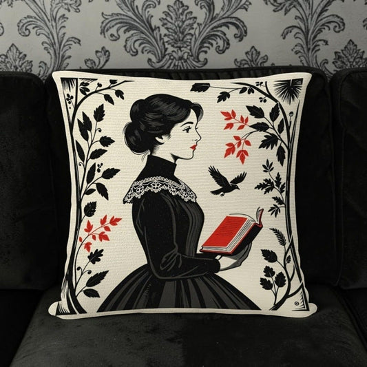 Dekokissen Victorian Reader – Lifestyle schwarzes Samtsofa mit Tapete