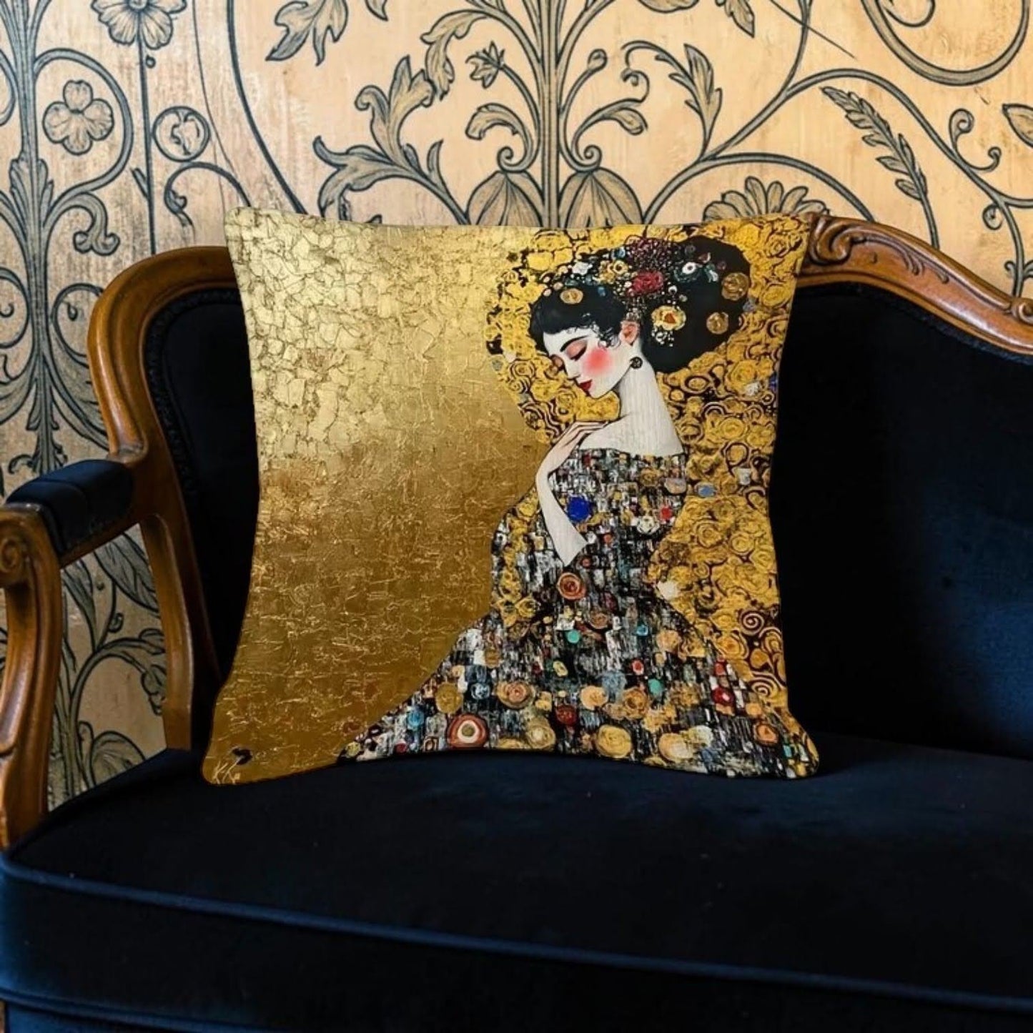 Dekokissen Golden Lady Klimt – Lifestyle helles Sofa mit Blumen