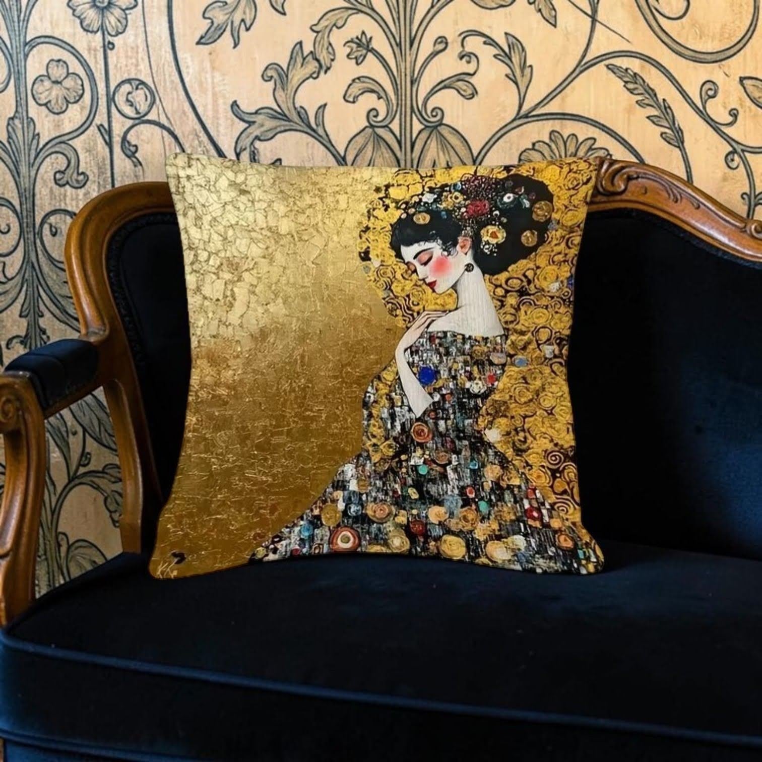 Dekokissen Golden Lady Klimt – Lifestyle helles Sofa mit Blumen