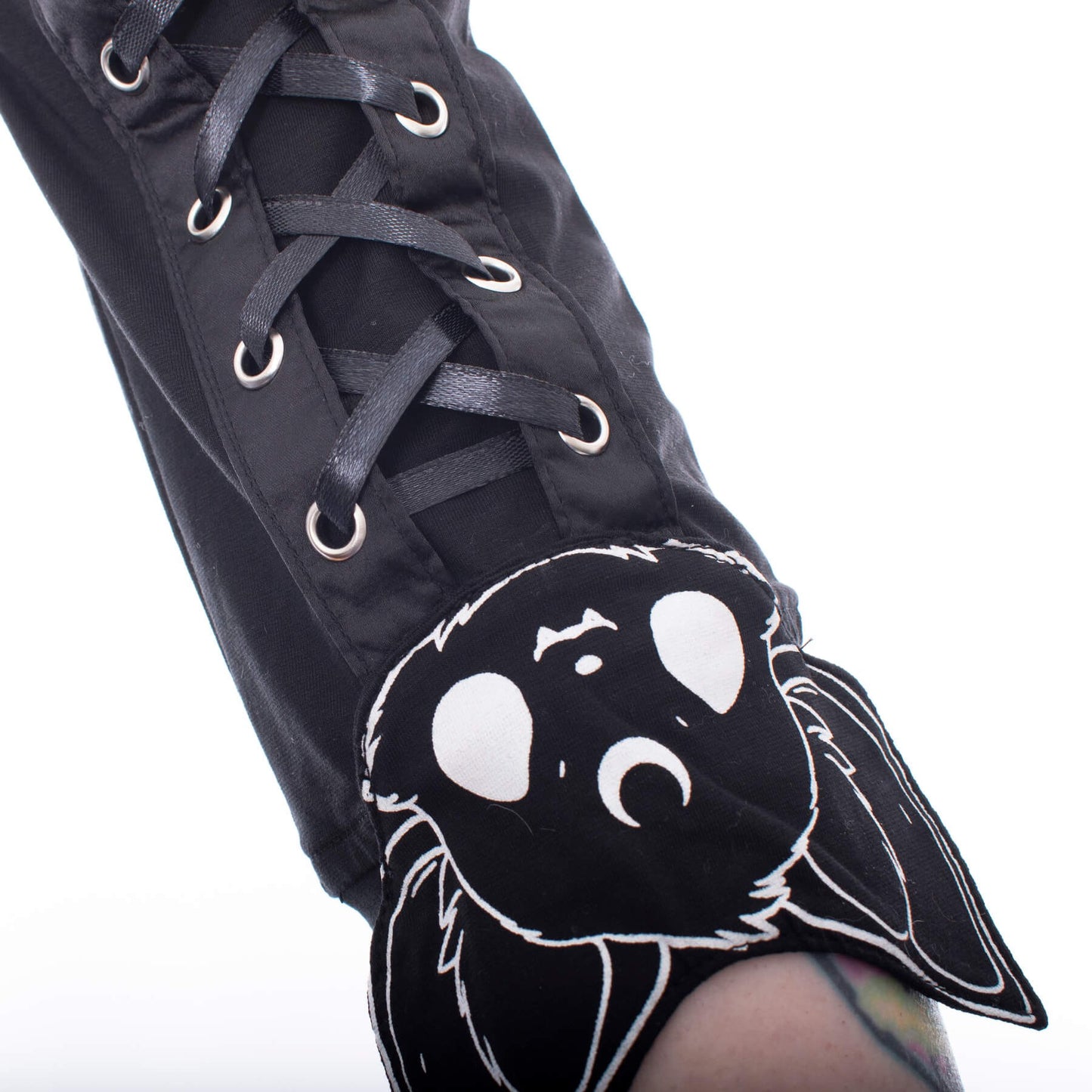 Luna Armstulpen mit Fledermaus & Schnürung – Schwarz