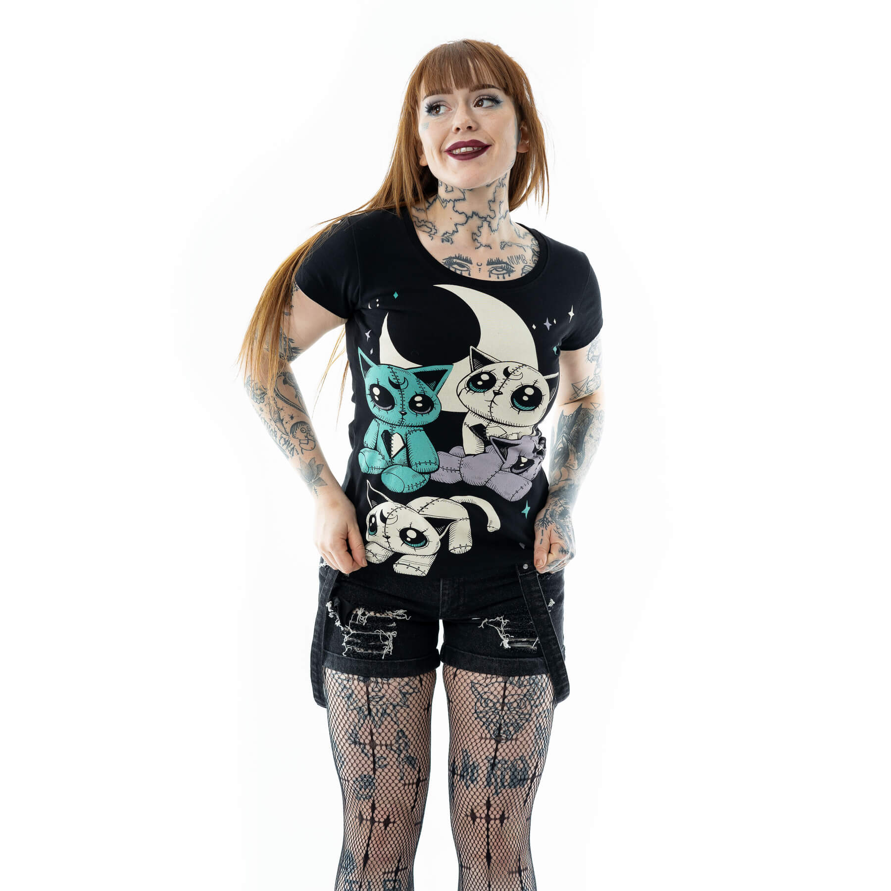 Moon Plushies T-Shirt – Model stehend Frontansicht