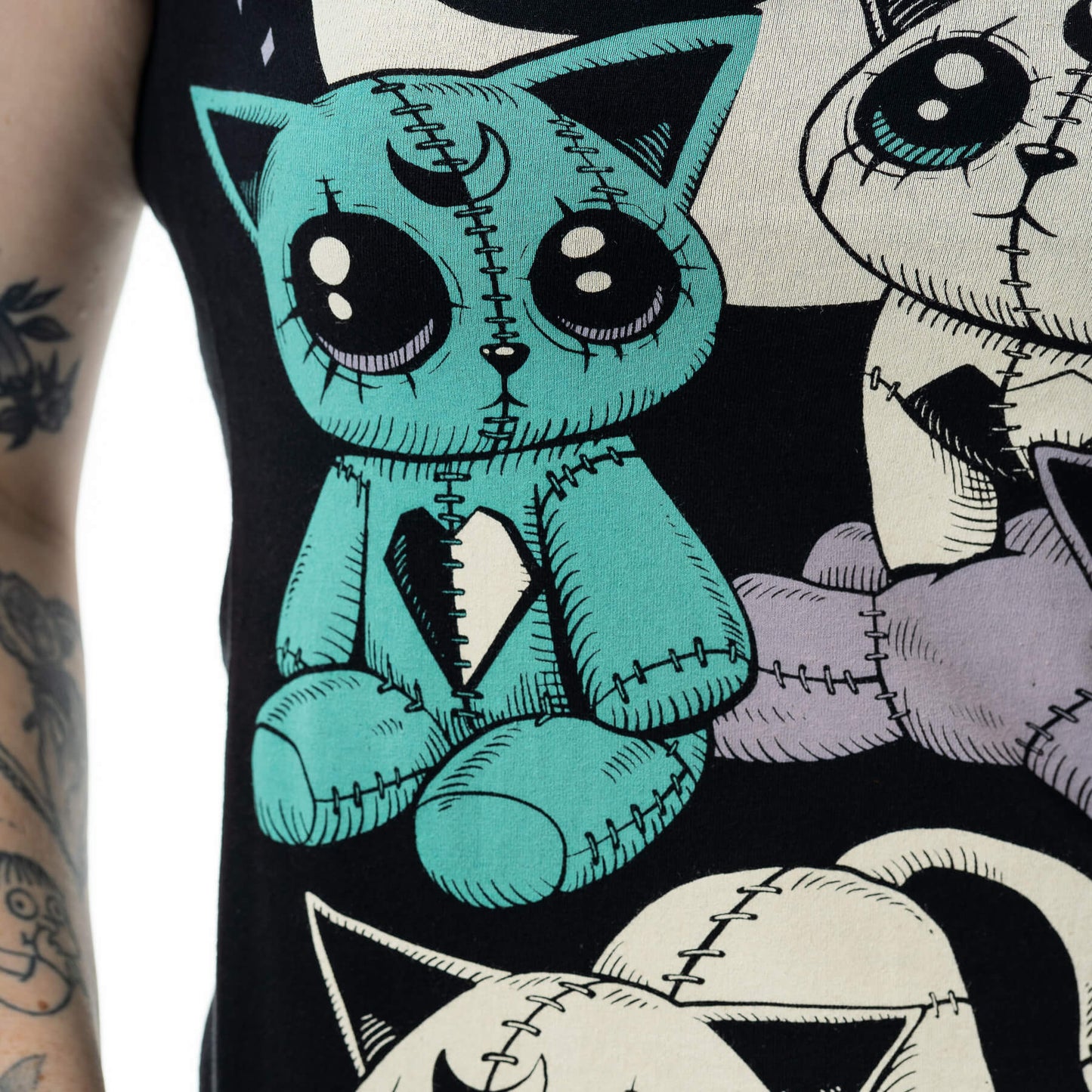 Moon Plushies T-Shirt – Model sitzend Frontansicht