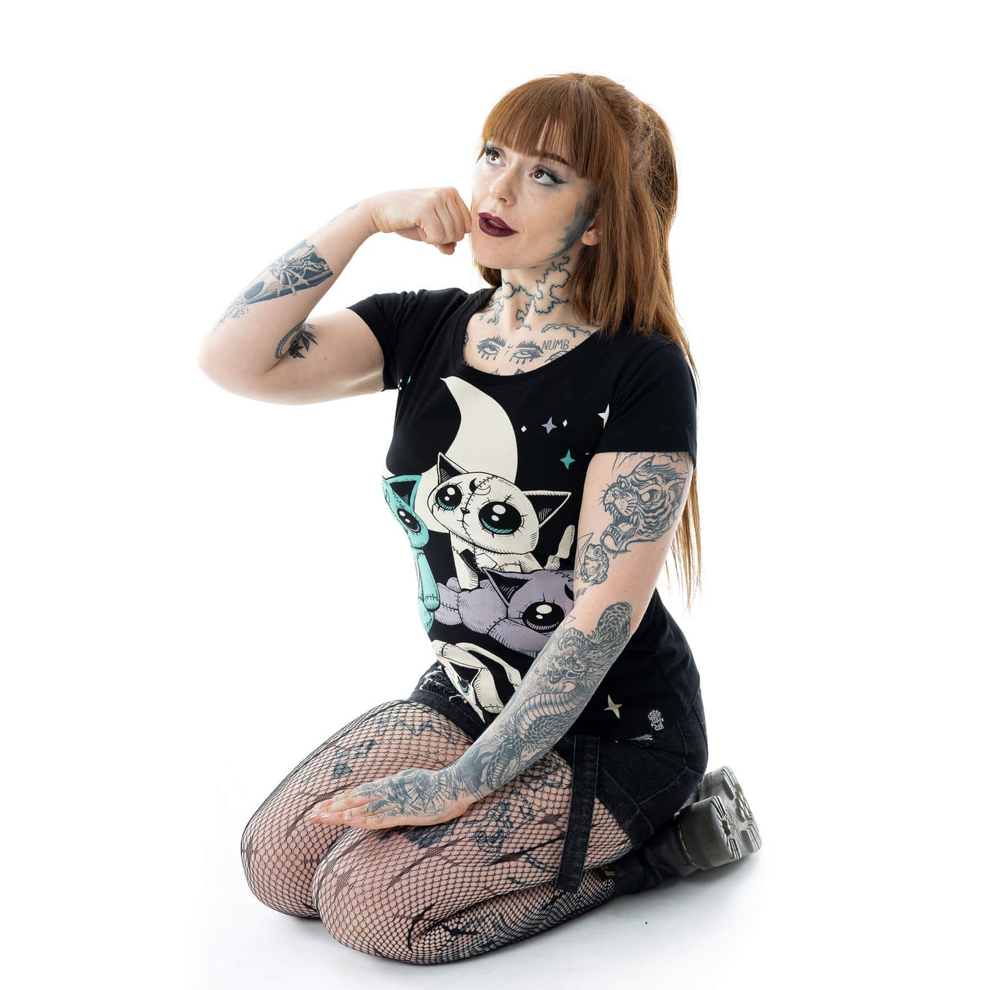 Moon Plushies T-Shirt – Model kniend Frontansicht