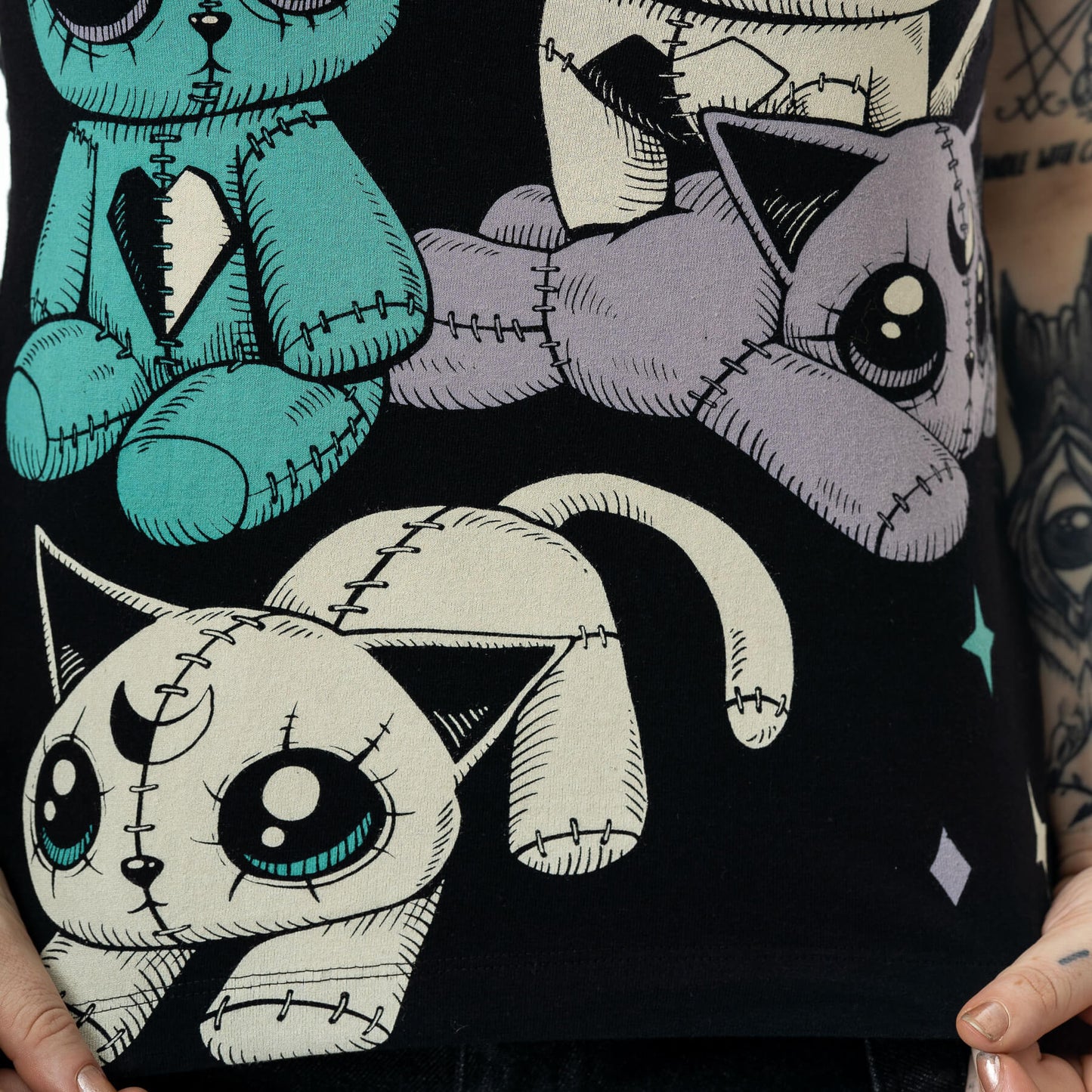 Moon Plushies T-Shirt – Detailansicht Katzen-Print creme & grau