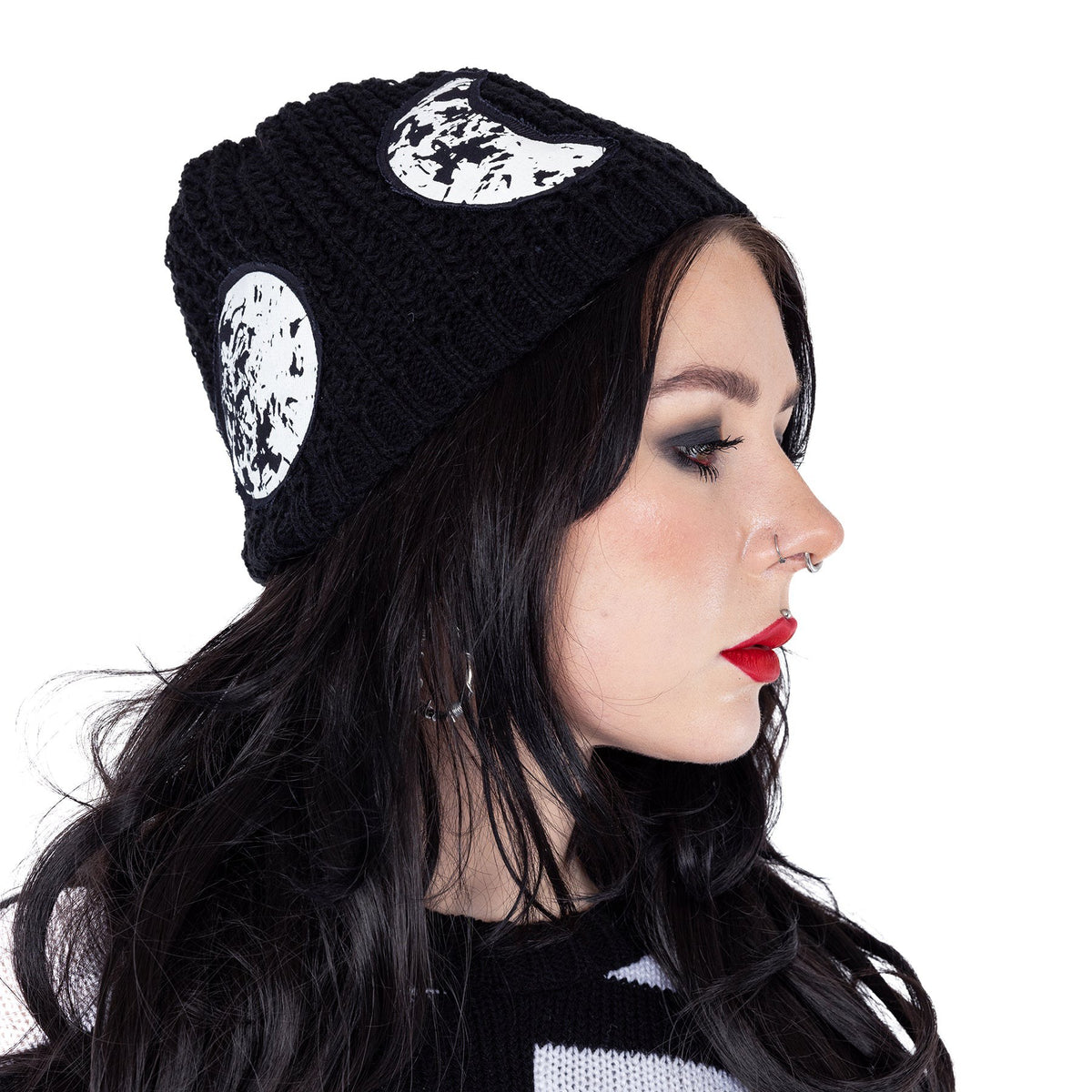 Moonchild Gothic Wintermütze in Schwarz mit Mondmotiven und Nieten