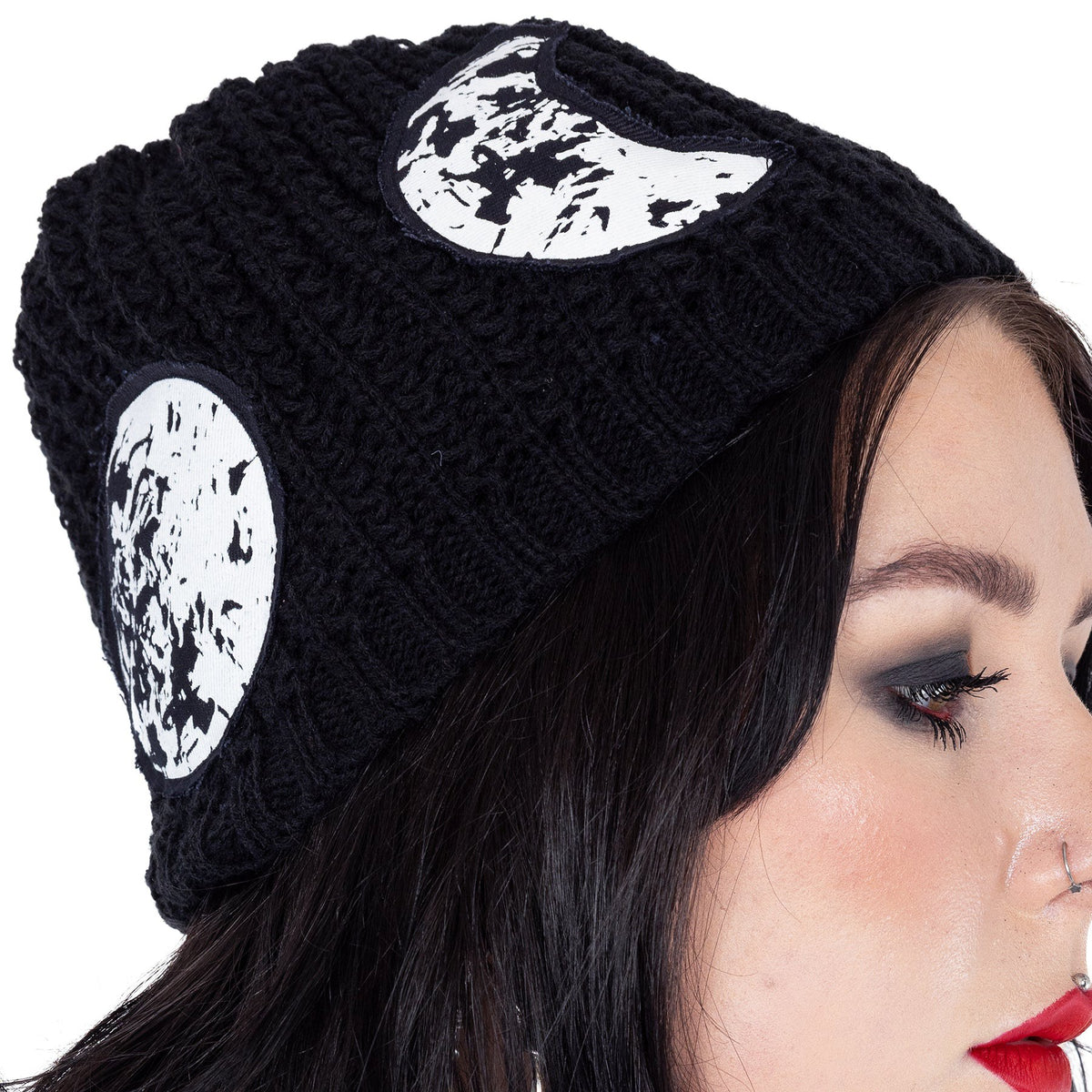 Moonchild Gothic Wintermütze in Schwarz mit Mondmotiven und Nieten