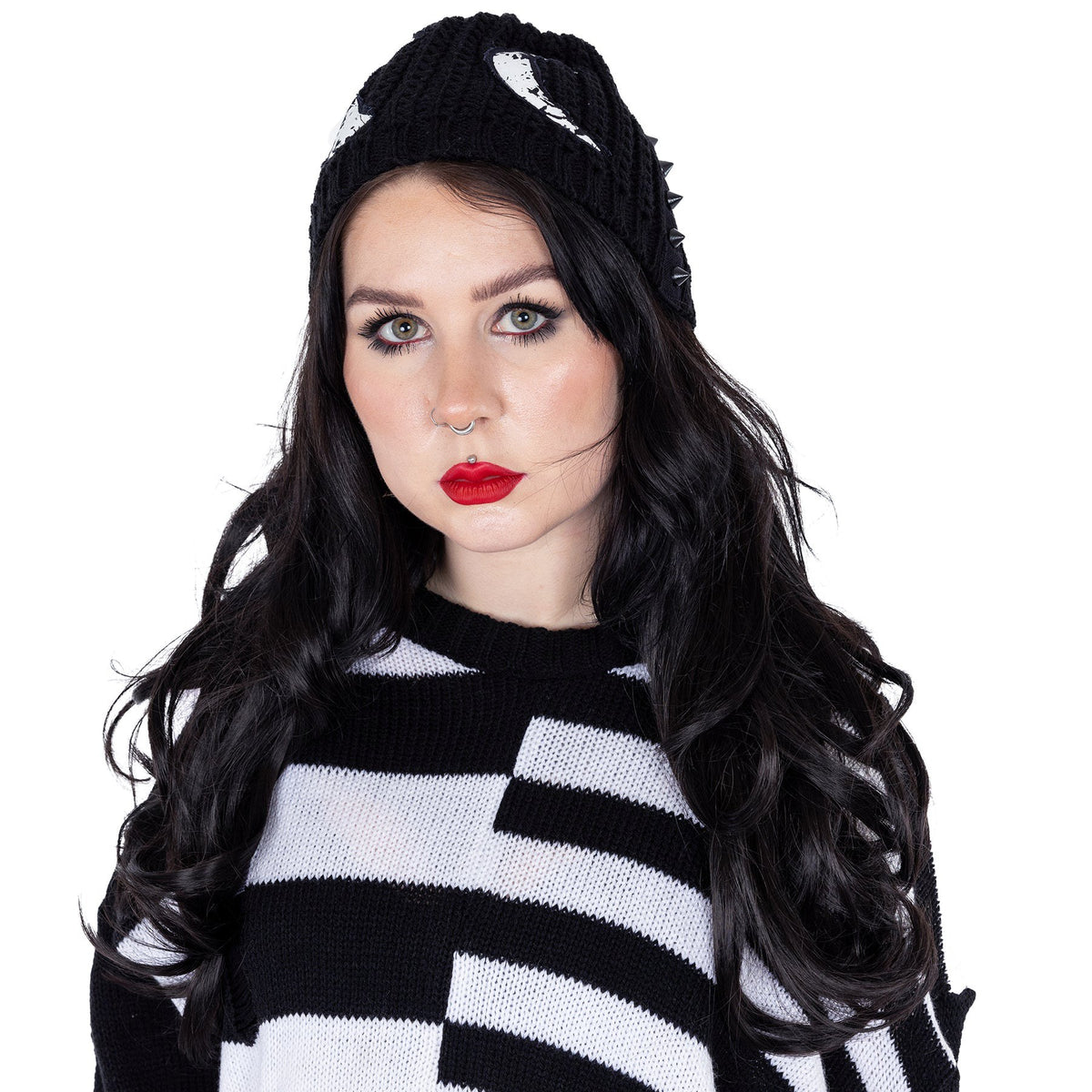 Moonchild Gothic Wintermütze in Schwarz mit Mondmotiven und Nieten