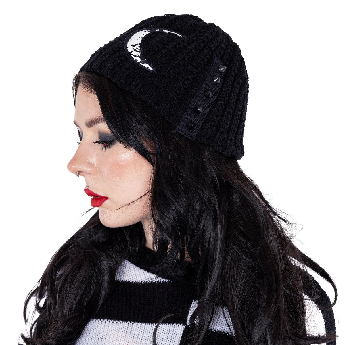 Moonchild Gothic Wintermütze in Schwarz mit Mondmotiven und Nieten