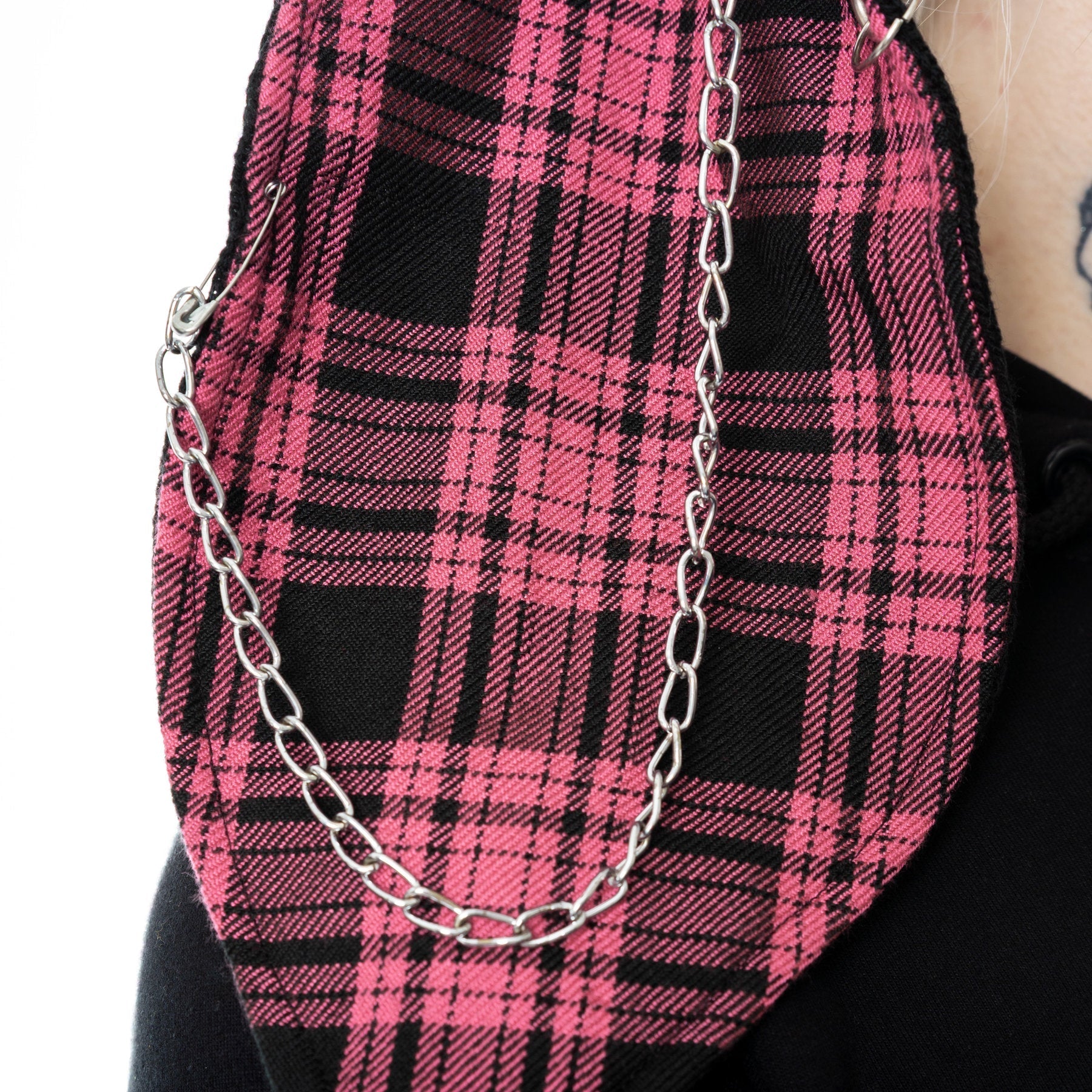 Rini Hat - Frontansicht mit Kette