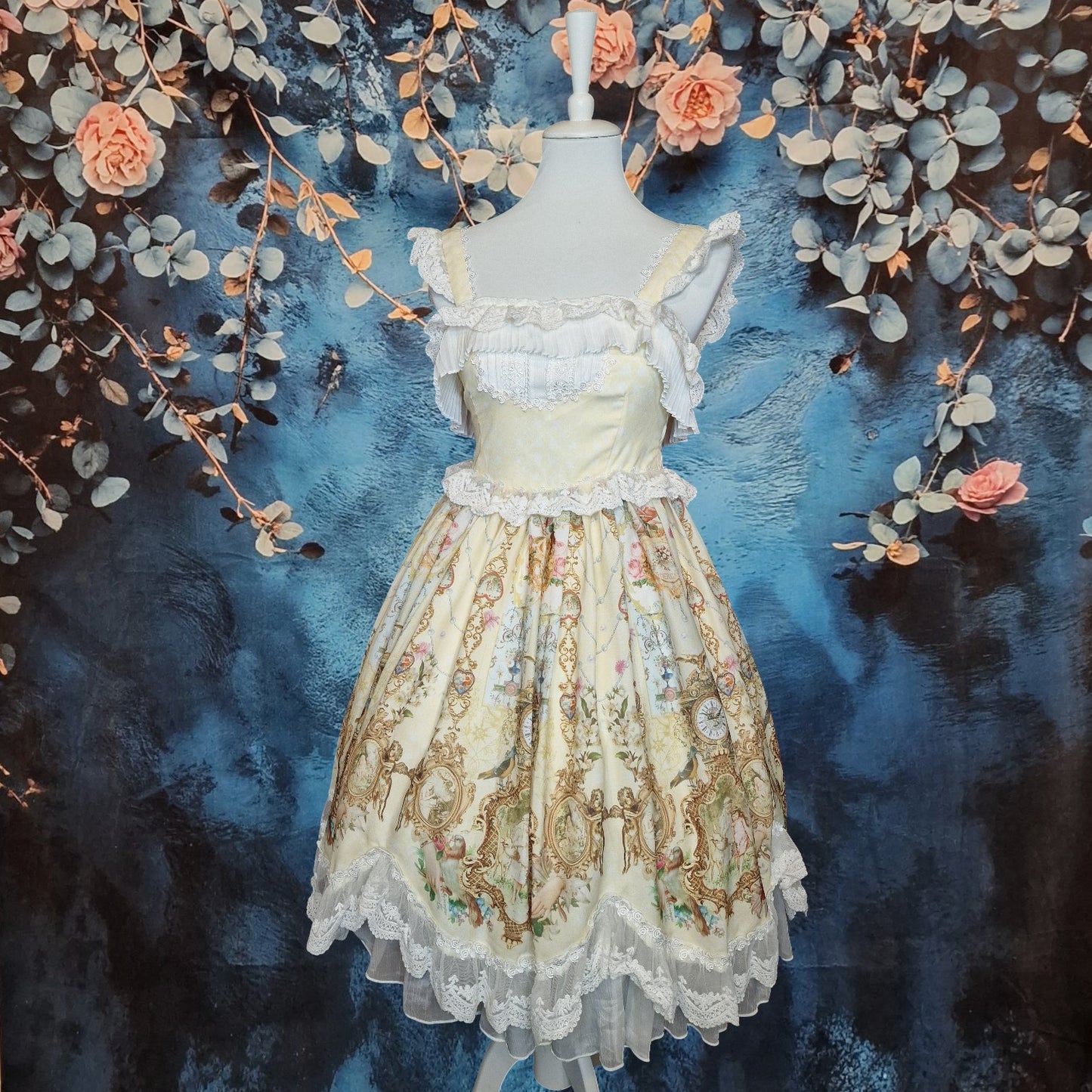 Nostalgisches Lolita Kleid mit barockem Muster und viel Spitze